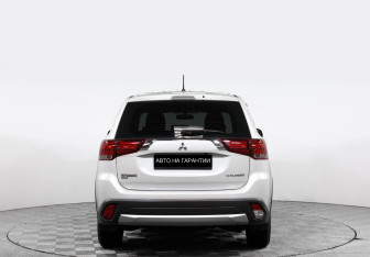 Подержанный автомобиль Mitsubishi Outlander 2016 года (4 фото)