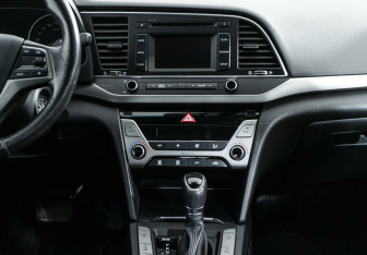 Подержанный автомобиль Hyundai Elantra Sedan 2017 года (11 фото)
