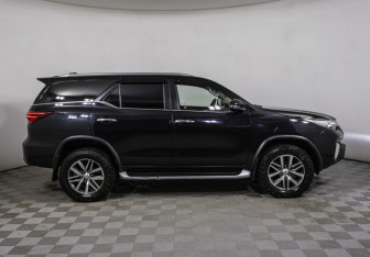 Подержанный автомобиль Toyota Fortuner 2017 года (4 фото)
