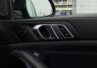 Подержанный автомобиль BMW X7 2022 года (27 фото)