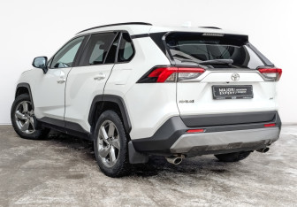 Подержанный автомобиль Toyota RAV4 2021 года (7 фото)