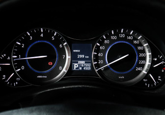 Подержанный автомобиль Infiniti QX56 2011 года (11 фото)