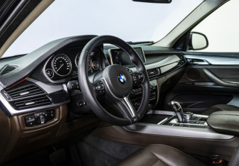 Подержанный автомобиль BMW X5 2015 года (11 фото)