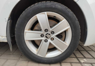 Подержанный автомобиль Skoda Rapid Liftback 2015 года (13 фото)