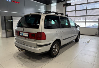 Подержанный автомобиль Volkswagen Sharan 2003 года (6 фото)