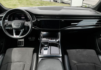 Подержанный автомобиль Audi Q8 2019 года (12 фото)