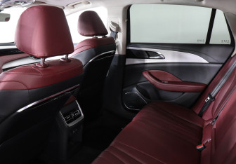 Подержанный автомобиль Hongqi H5 2024 года (12 фото)