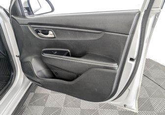 Подержанный автомобиль Kia Rio Hatchback 2021 года (24 фото)