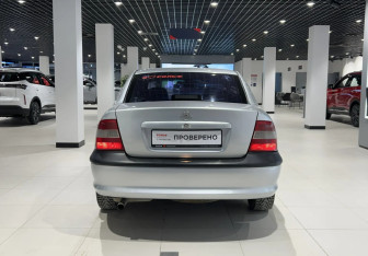 Подержанный автомобиль Opel Vectra Sedan 1997 года (6 фото)