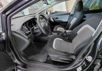 Подержанный автомобиль Kia Ceed Hatchback 2012 года (12 фото)