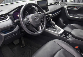 Подержанный автомобиль Toyota RAV4 2022 года (15 фото)