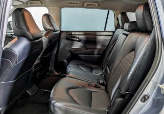 Подержанный автомобиль Toyota Highlander 2021 года (11 фото)