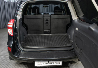 Подержанный автомобиль Toyota RAV4 2011 года (10 фото)