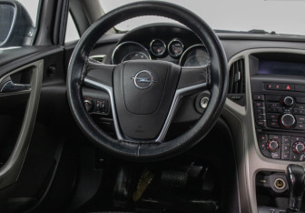 Подержанный автомобиль Opel Astra Wagon 2012 года (15 фото)