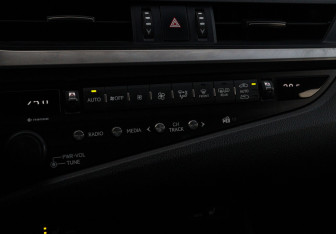 Подержанный автомобиль Lexus ES 2018 года (13 фото)