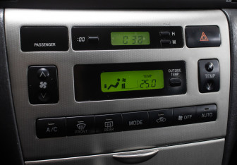 Подержанный автомобиль Toyota Corolla Sedan 2006 года (18 фото)