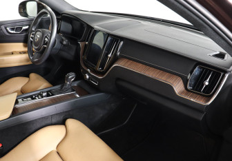 Подержанный автомобиль Volvo XC60 2019 года (10 фото)