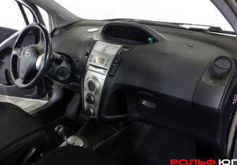 Подержанный автомобиль Toyota Yaris Hatchback 2008 года (7 фото)