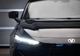 Подержанный автомобиль Changan UNI-V 2023 года (36 фото)