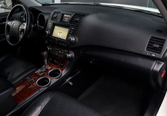 Подержанный автомобиль Toyota Highlander 2011 года (9 фото)