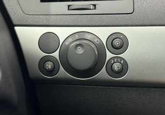 Подержанный автомобиль Opel Astra Hatchback 2009 года (17 фото)
