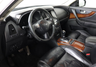 Подержанный автомобиль Infiniti FX 2010 года (9 фото)