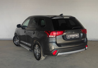 Подержанный автомобиль Mitsubishi Outlander 2018 года (4 фото)