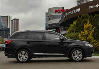 Подержанный автомобиль Mitsubishi Outlander 2015 года (3 фото)