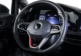 Подержанный автомобиль Volkswagen Golf GTI Hatchback 2021 года (16 фото)