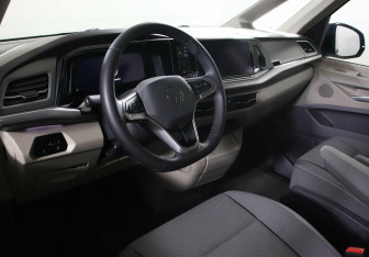 Подержанный автомобиль Volkswagen Multivan 2022 года (7 фото)