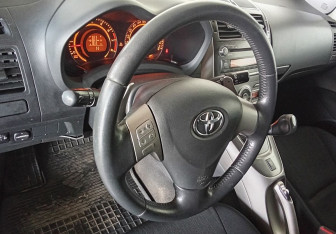 Подержанный автомобиль Toyota Auris Hatchback 2007 года (12 фото)