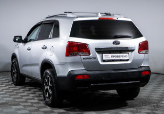 Подержанный автомобиль Kia Sorento 2011 года (7 фото)