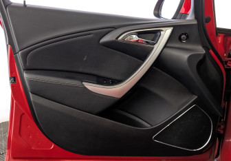 Подержанный автомобиль Opel Astra Hatchback 2012 года (19 фото)