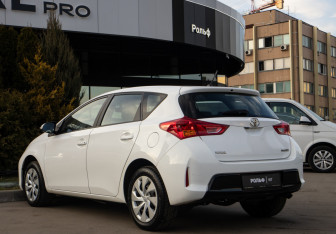 Подержанный автомобиль Toyota Auris Hatchback 2014 года (5 фото)