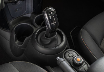 Подержанный автомобиль MINI Hatch 2018 года (16 фото)