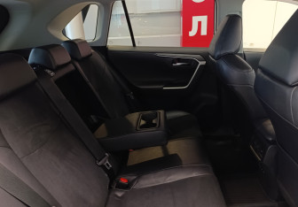 Подержанный автомобиль Toyota RAV4 2021 года (8 фото)