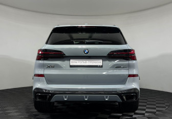 Подержанный автомобиль BMW X5 2025 года (4 фото)