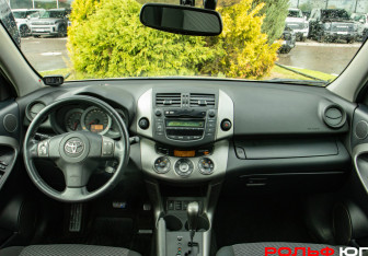 Подержанный автомобиль Toyota RAV4 2011 года (10 фото)