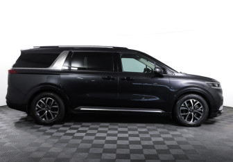 Подержанный автомобиль Kia Carnival 2022 года (4 фото)