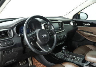 Подержанный автомобиль Kia Sorento 2017 года (13 фото)