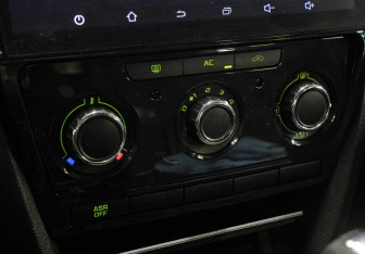 Подержанный автомобиль Skoda Octavia Liftback 2011 года (17 фото)