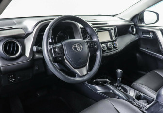 Подержанный автомобиль Toyota RAV4 2017 года (6 фото)
