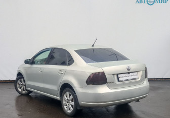Подержанный автомобиль Volkswagen Polo Sedan 2013 года (7 фото)