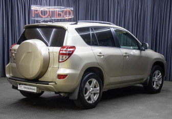 Подержанный автомобиль Toyota RAV4 2009 года (5 фото)