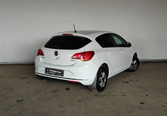 Подержанный автомобиль Opel Astra Hatchback 2013 года (6 фото)