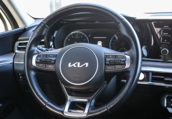 Подержанный автомобиль Kia K5 2021 года (16 фото)