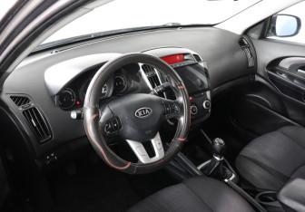 Подержанный автомобиль Kia Ceed Hatchback 2010 года (5 фото)
