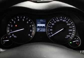 Подержанный автомобиль Infiniti Q70 2014 года (13 фото)