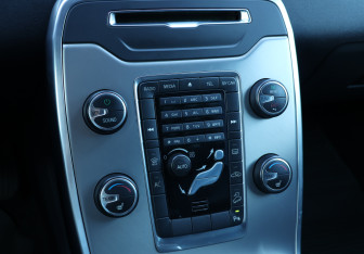 Подержанный автомобиль Volvo XC70 2011 года (16 фото)