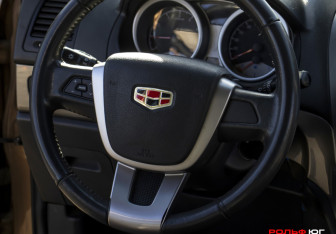 Подержанный автомобиль Geely Emgrand X7 2015 года (13 фото)